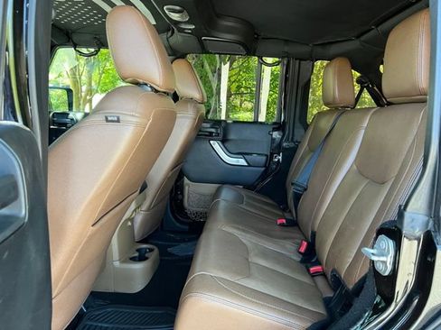 Used 2017 Jeep Wrangler Unlimited Sahara w/ Connectivity Group AWD/4WD image 14