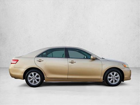 Used 2010 Toyota Camry LE image 4