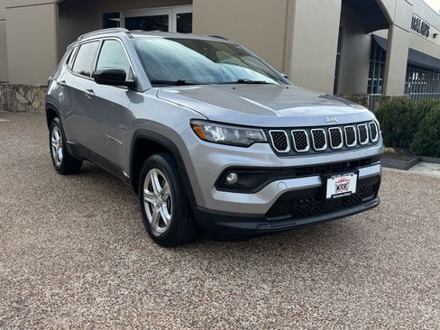Used 2023 Jeep Compass Latitude image 6
