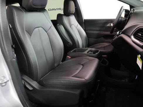 New 2026 Chrysler Pacifica Select image 20