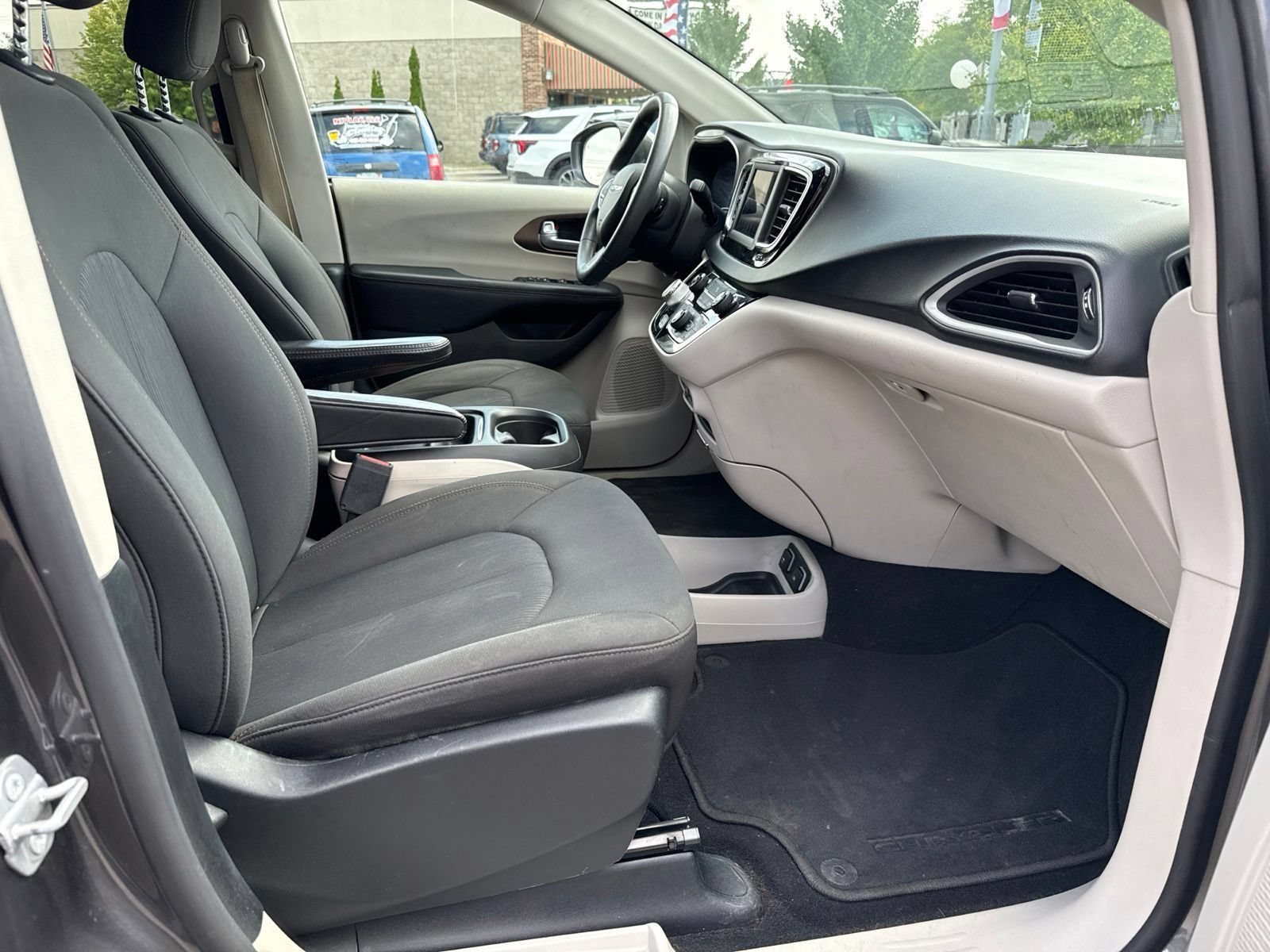 Used 2018 Chrysler Pacifica Touring Plus w/ Tire & Wheel Group FWD image 3