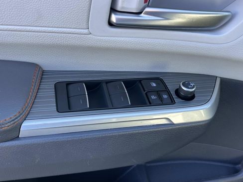 Used 2023 Toyota Sienna XSE image 28