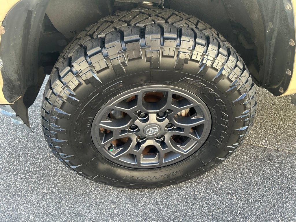 Used 2016 Toyota Tacoma SR5 w/ Towing Package RWD image 9
