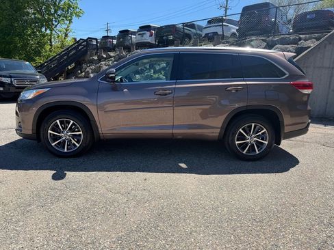 Used 2018 Toyota Highlander XLE AWD/4WD image 2
