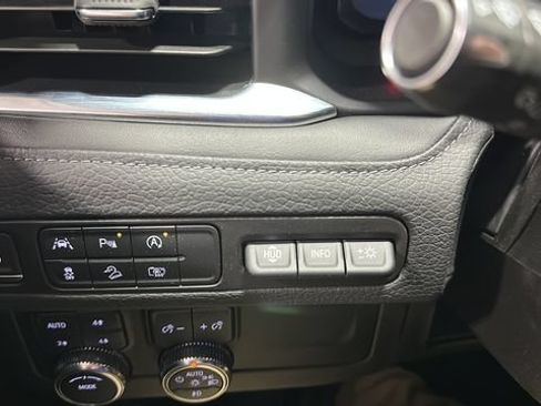 Used 2024 GMC Yukon Denali AWD/4WD image 13