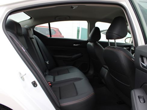 Certified 2022 Nissan Altima 2.5 SR image 11