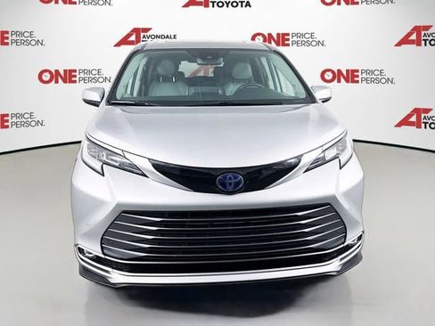 Certified 2021 Toyota Sienna Limited FWD image 3