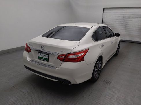 Used 2016 Nissan Altima 2.5 SL w/ Interior Lighting Package FWD image 7