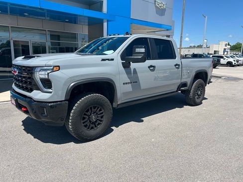 Used 2025 Chevrolet Silverado 2500 ZR2 w/ Technology Package AWD/4WD image 3