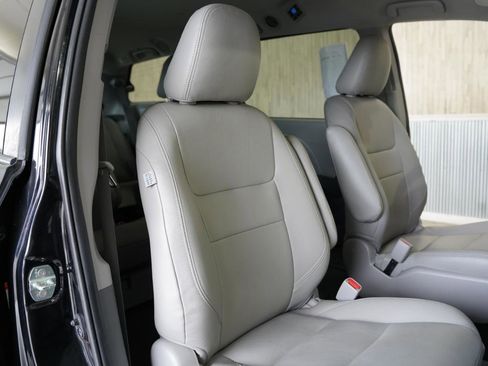 Used 2020 Toyota Sienna L image 30