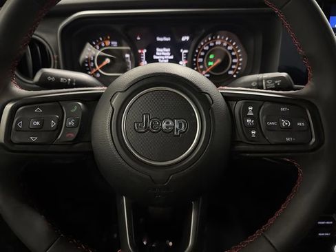 Used 2024 Jeep Gladiator Rubicon w/ Technology Group image 16