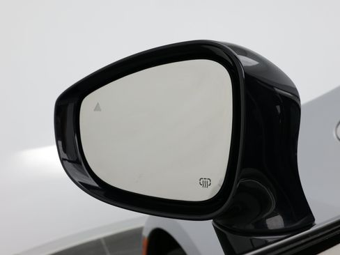 Used 2023 Chrysler Pacifica Limited FWD image 17
