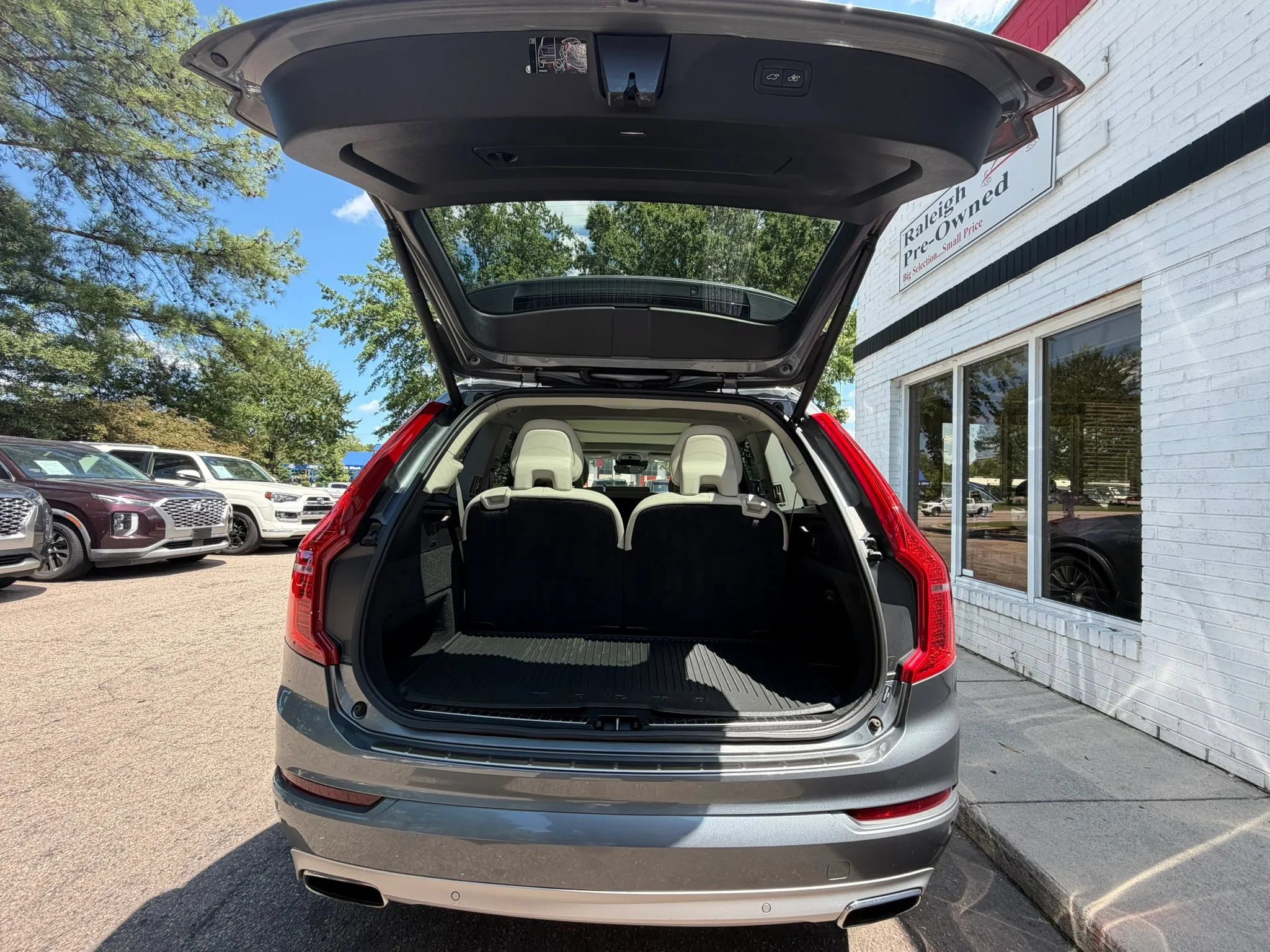 Used 2020 Volvo XC90 T6 Momentum w/ Protection Package Premier AWD/4WD image 16