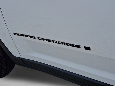 Certified 2023 Jeep Grand Cherokee Altitude AWD/4WD image 30