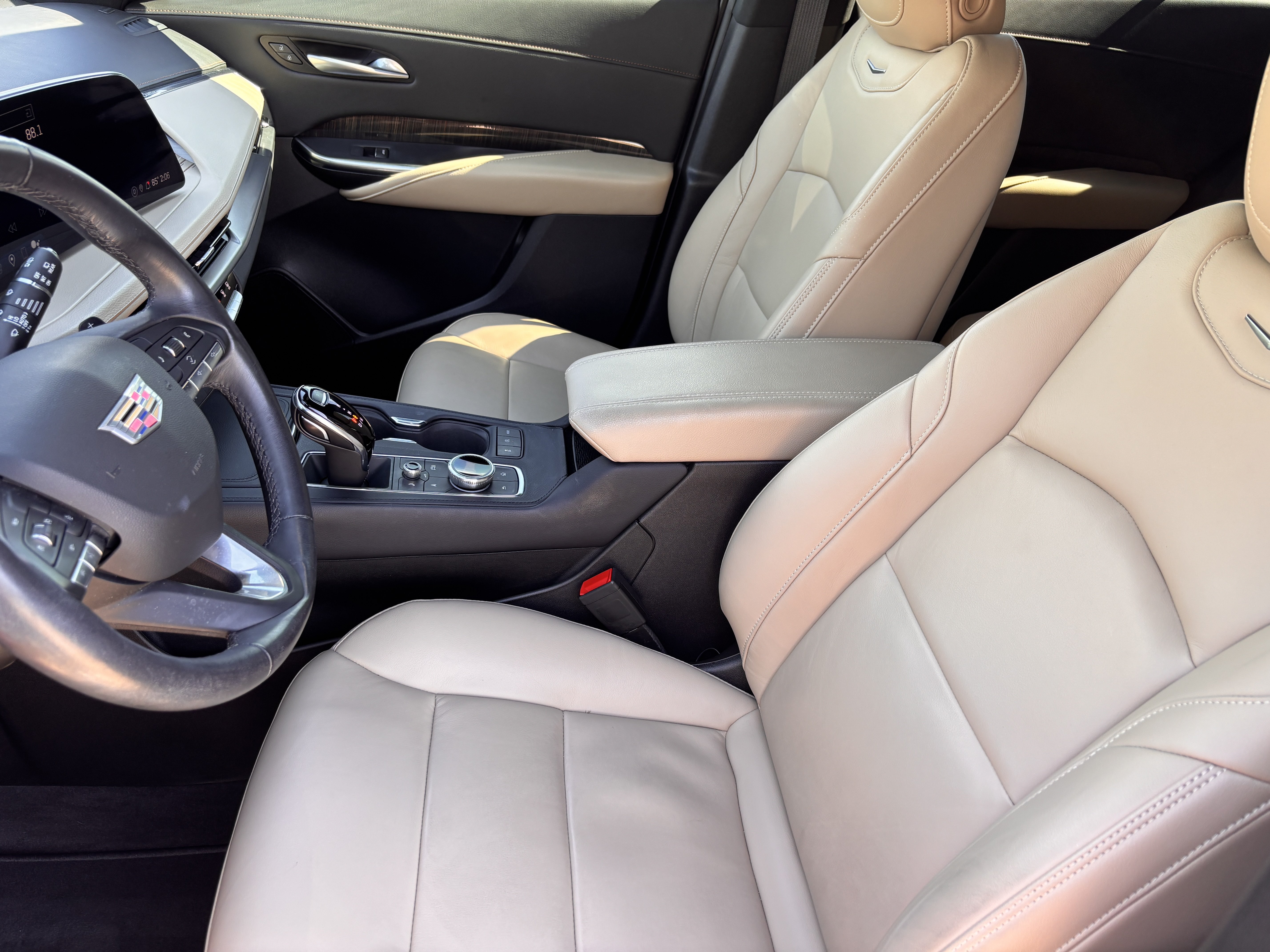 Used 2024 Cadillac XT4 Premium Luxury FWD image 17