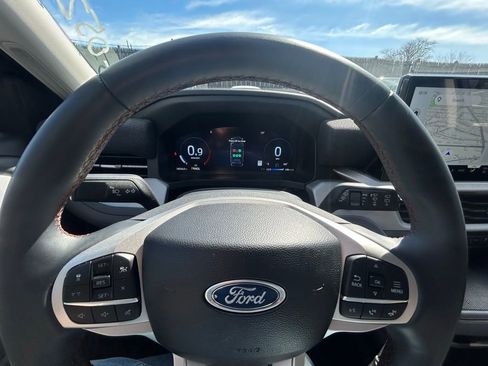 Used 2025 Ford Explorer Active AWD/4WD image 15