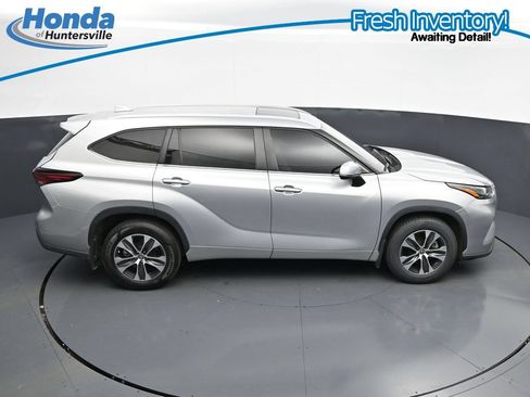 Used 2024 Toyota Highlander XLE FWD image 26
