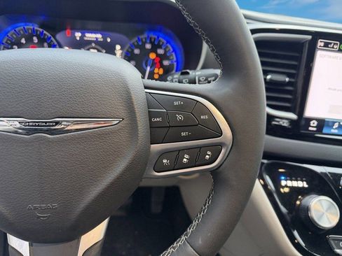 Used 2024 Chrysler Pacifica Touring-L image 18