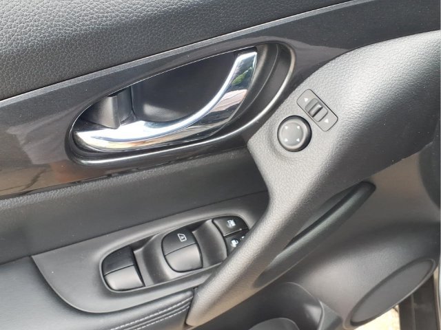 Used 2018 Nissan Rogue SV FWD image 17