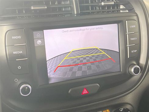 Used 2025 Kia Soul LX w/ LX Technology Package FWD image 14