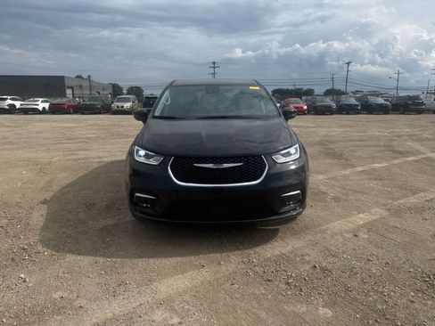 Used 2024 Chrysler Pacifica Touring-L AWD/4WD image 2