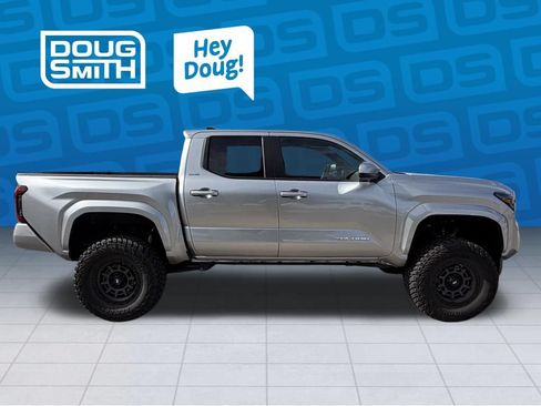 Used 2025 Toyota Tacoma SR5 AWD/4WD image 5