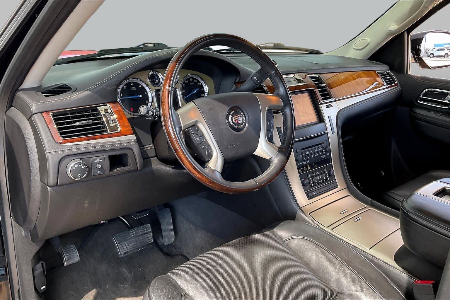 Used 2013 Cadillac Escalade Platinum AWD/4WD image 18