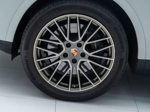 Certified 2023 Porsche Cayenne Platinum Edition AWD/4WD image 12