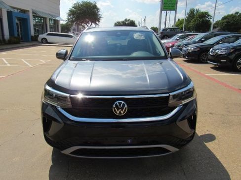 Used 2023 Volkswagen Taos SE image 2