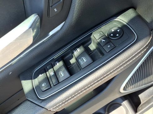 Used 2019 RAM 1500 Laramie AWD/4WD image 17