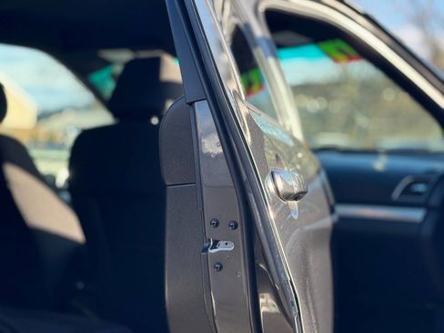 Used 2017 Ford Explorer XLT image 5