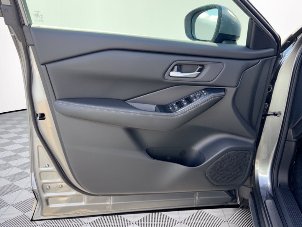 Certified 2025 Nissan Rogue SV FWD image 18