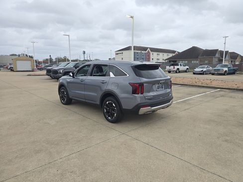 Used 2024 Kia Sorento S image 3
