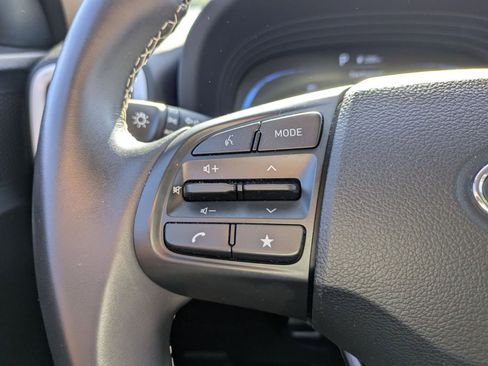 Certified 2025 Hyundai Venue Limited FWD image 17