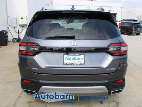 Used 2023 Honda Pilot Touring image 5