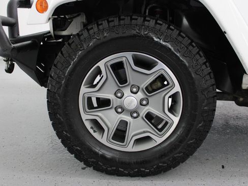 Used 2015 Jeep Wrangler Unlimited Rubicon w/ Connectivity Group AWD/4WD image 72