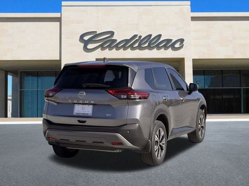 Used 2023 Nissan Rogue SV image 3