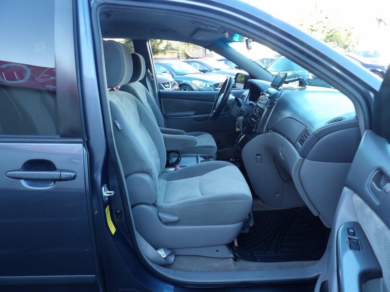 Used 2009 Toyota Sienna LE FWD image 6