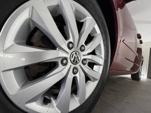 Used 2012 Volkswagen Routan SE FWD image 24