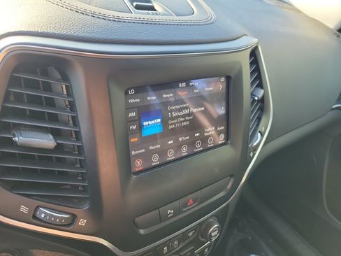Used 2019 Jeep Cherokee Latitude Plus AWD/4WD image 29