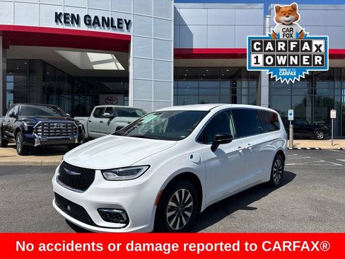 Used 2024 Chrysler Pacifica Limited FWD image 1