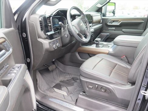 Used 2024 Chevrolet Silverado 1500 High Country w/ High Country Premium Package AWD/4WD image 9