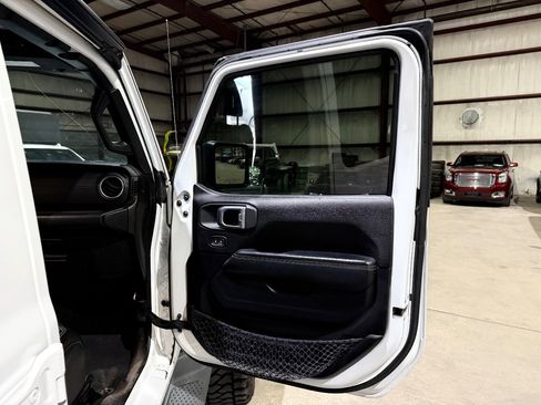 Used 2020 Jeep Gladiator Overland image 24