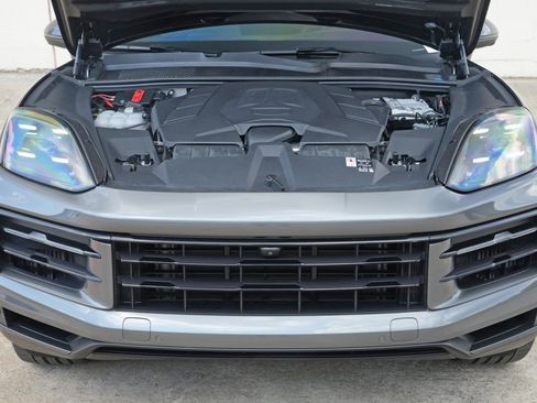 Used 2025 Porsche Cayenne AWD/4WD image 8