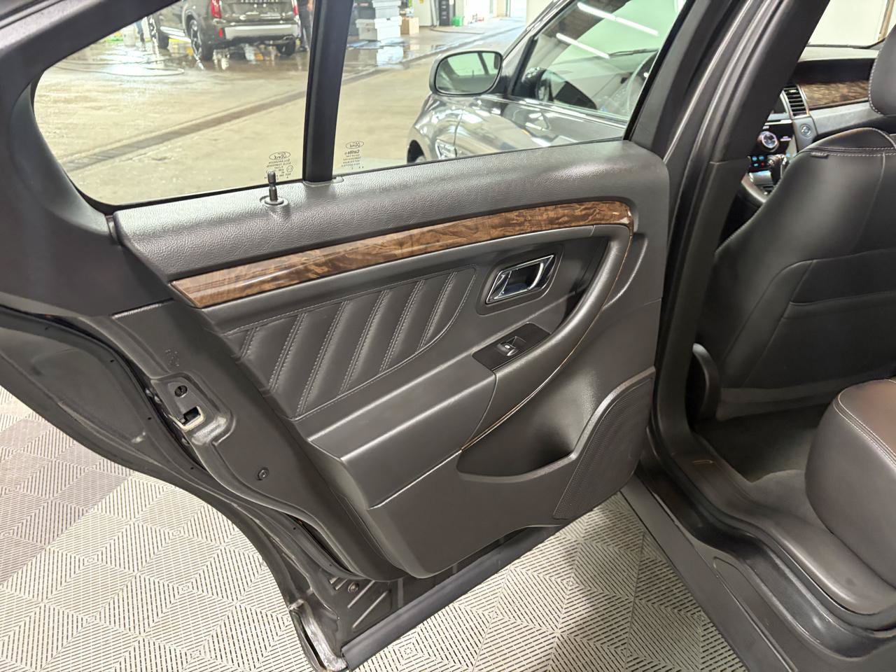 Used 2019 Ford Taurus Limited AWD/4WD image 18