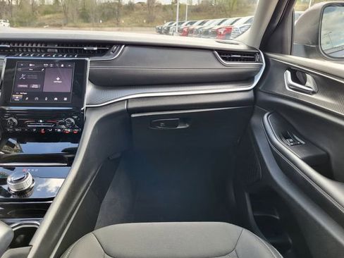 Used 2023 Jeep Grand Cherokee L Laredo image 27