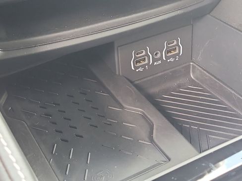 Certified 2025 Chrysler Pacifica Premium FWD image 30