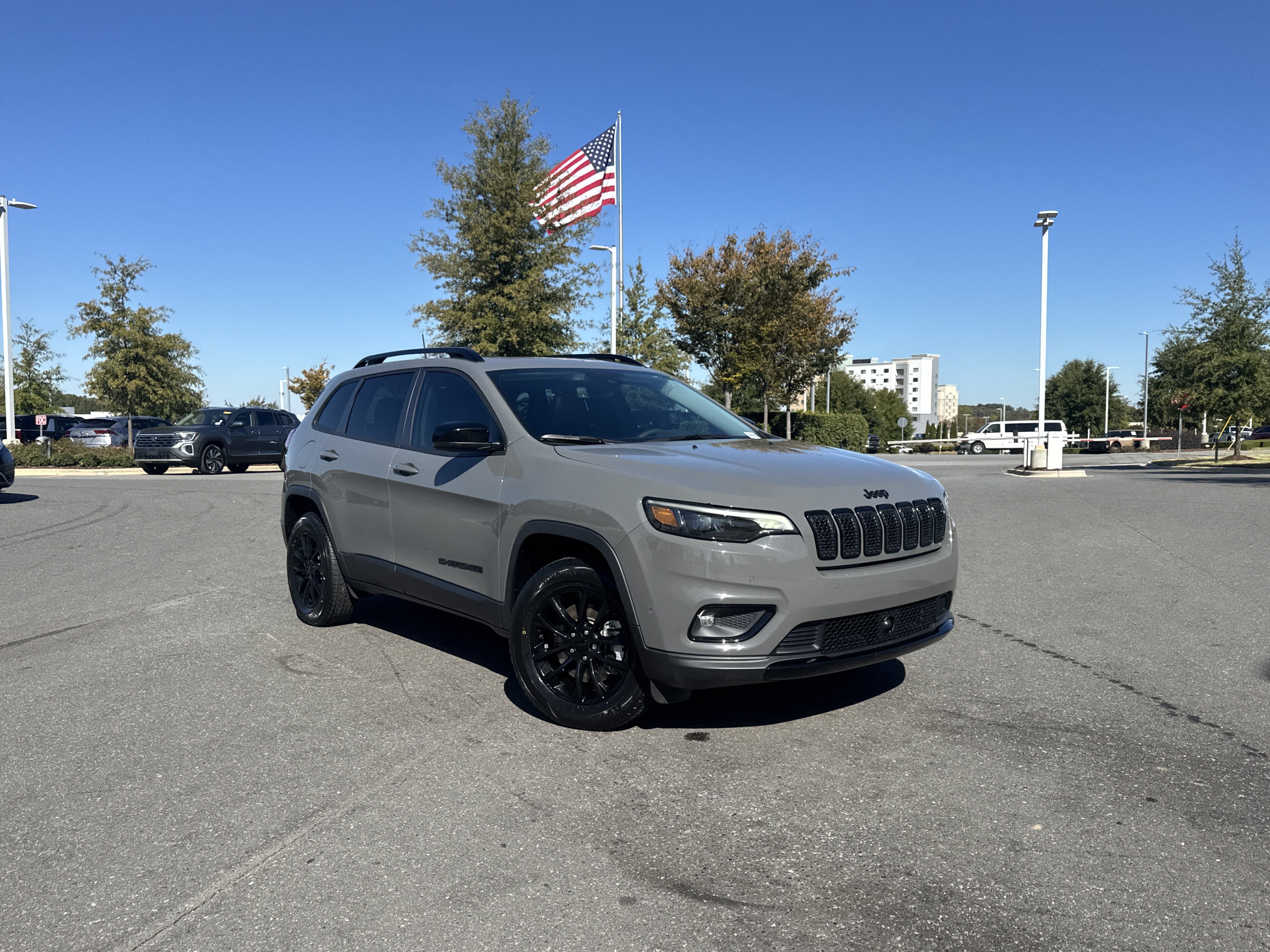 Used 2023 Jeep Cherokee Altitude Lux AWD/4WD image 2