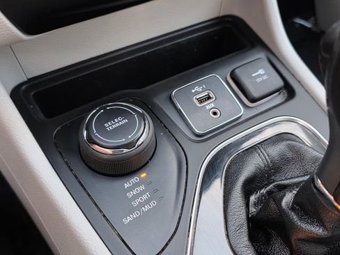 Used 2020 Jeep Cherokee Limited w/ Technology Group image 33