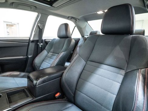 Used 2017 Toyota Camry SE w/ Moonroof Package image 6